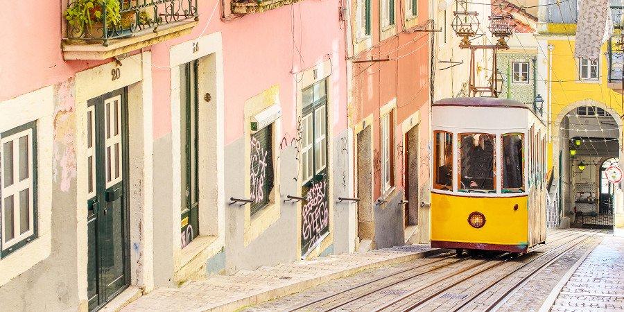 Tradizionale tram giallo di Lisbona